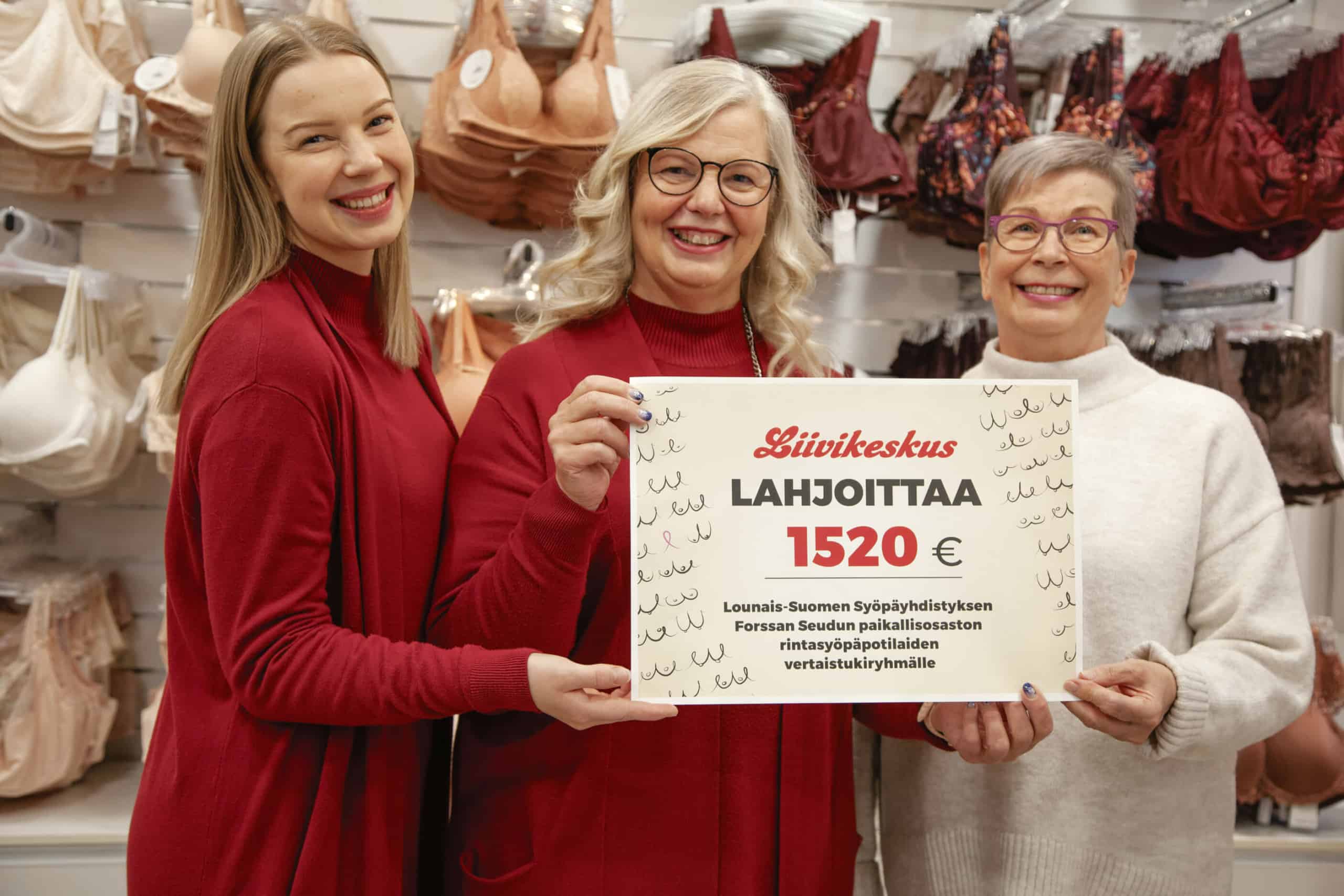 Kuvassa Elina Niemi ja Anu Niemi Liivikeskuksesta ja Marjatta Sotka paikallisesta rintasyöpäpotilaiden vertaistukiryhmästä.