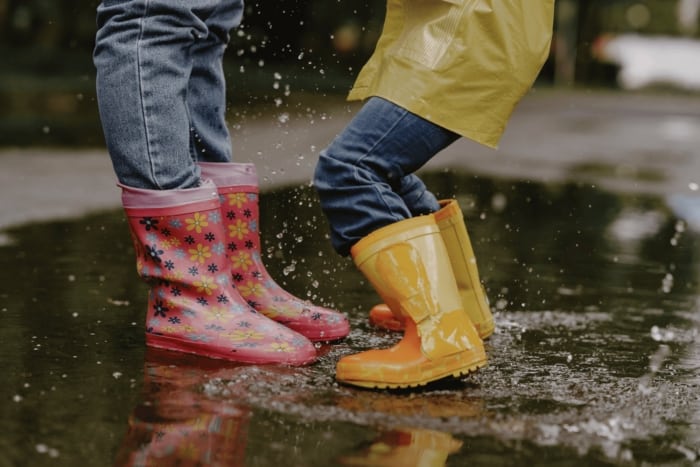 Vettä hylkivä, sateen pitävä vai veden pitävä sade- vai kuravaate lapselle – mitä näillä on eroa?
