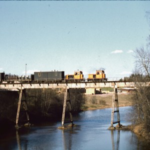 Jokioisten rautatien tavarajuna Humppilasta Forssaan Loimijoen ylittävällä sillallla Jokioisissa toukokuussa 1973. (Kuva Vesa Venho)