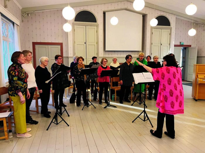Forssan Naiskuoro täyttää 80 vuotta – juhlakonsertti Ruusunpäivänä