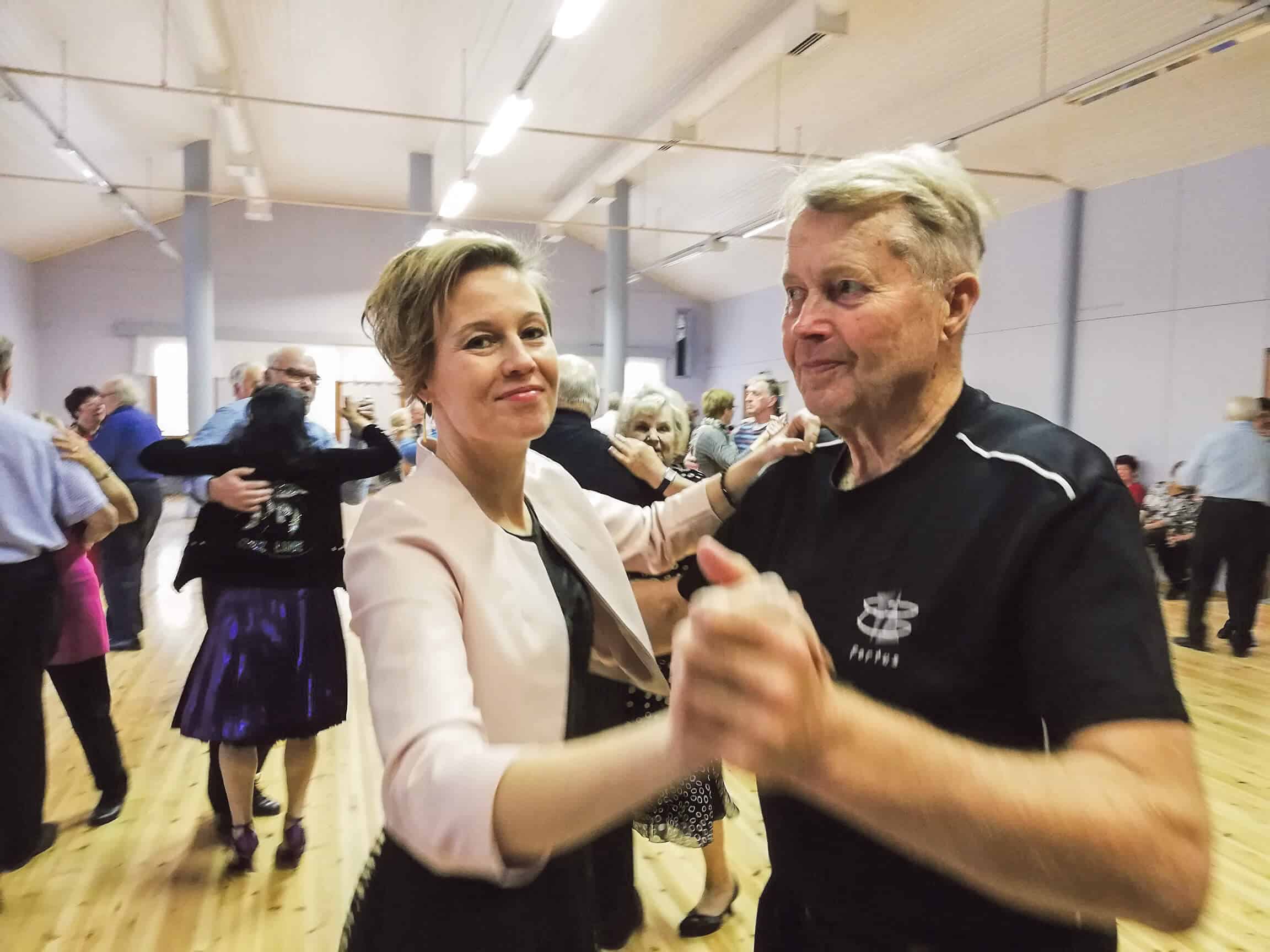 Pauliina Jolanki ja tanssin ohjausta pitänyt Risto Rantala näyttivät mallia suosituissa tansseissa ennen koronaa.