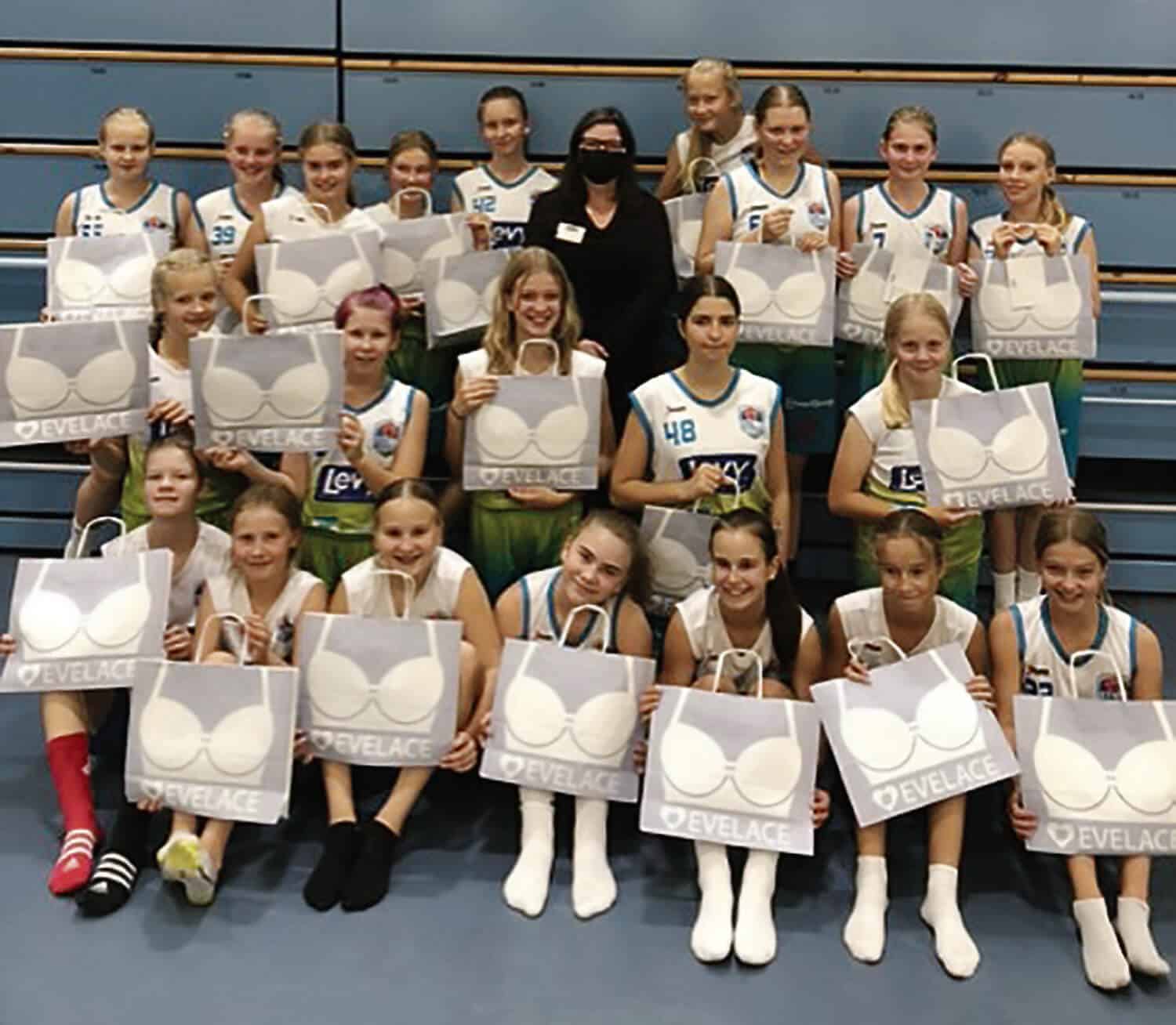 Feeniks Basket U14 tytöt saivat lahjoituksen | Liikunta ja urheilu | Kotiseutulainen